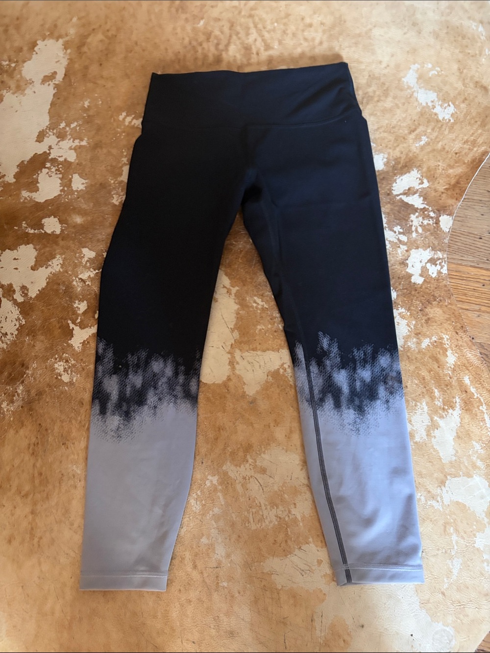 lululemon athletica Black to Gray Ombre cropped Leggings size 10